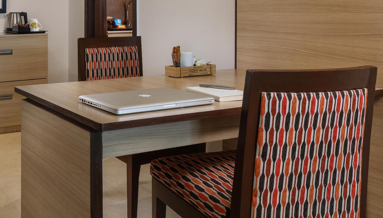 Sandal Suites By Lemon Tree Hotels Noida Luaran gambar
