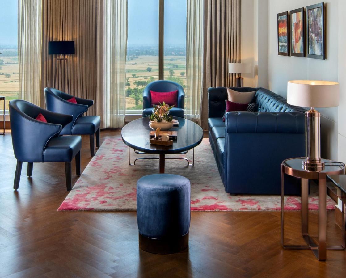 Sandal Suites By Lemon Tree Hotels Noida Luaran gambar