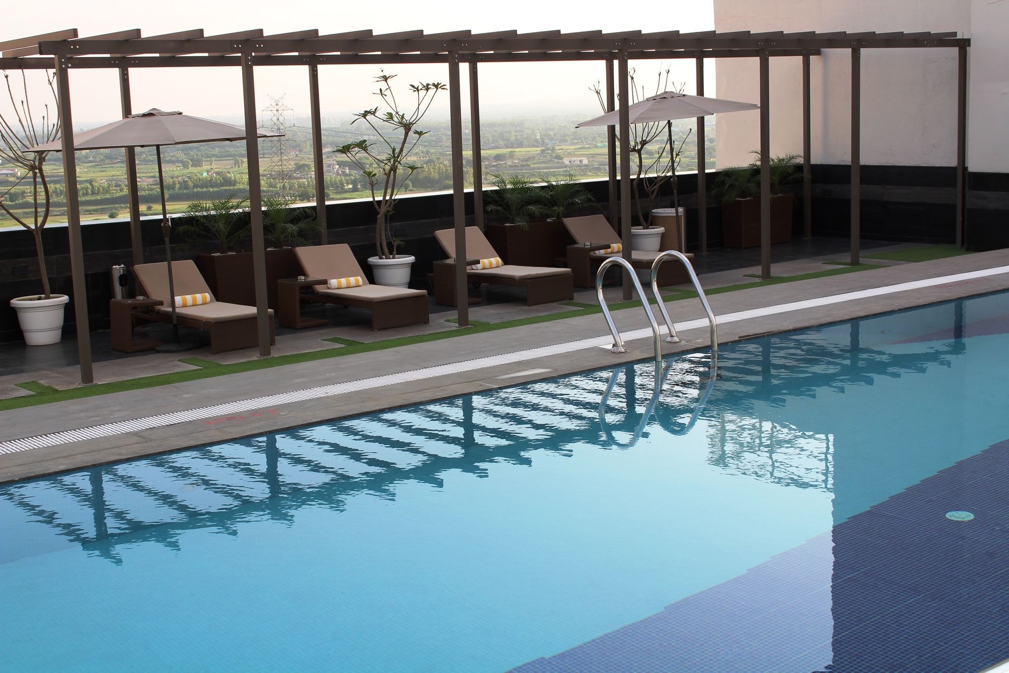 Sandal Suites By Lemon Tree Hotels Noida Luaran gambar