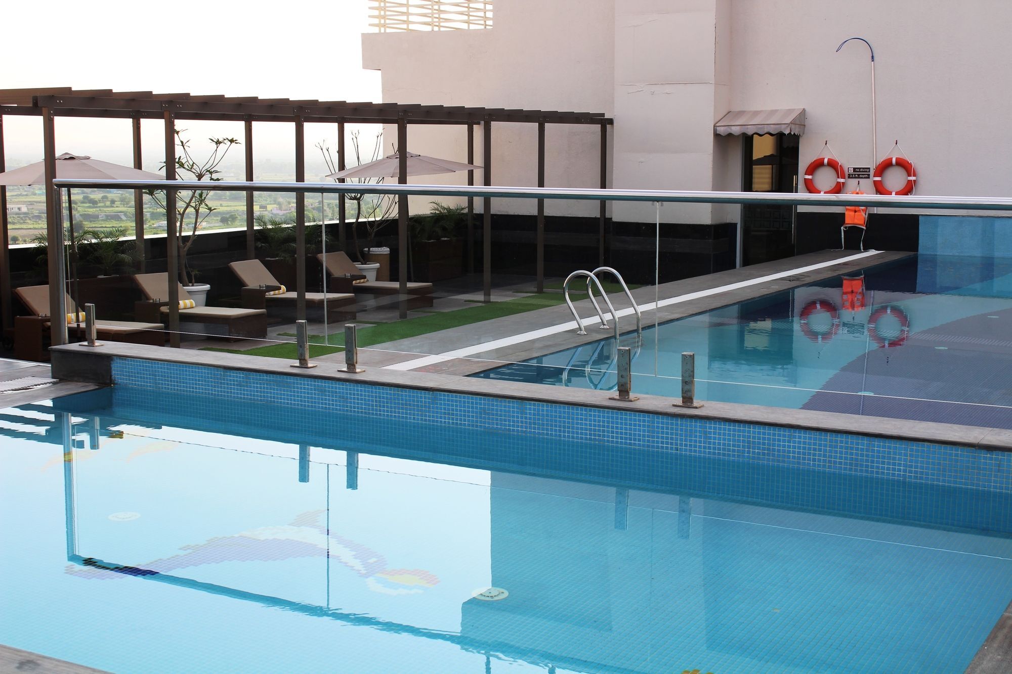 Sandal Suites By Lemon Tree Hotels Noida Luaran gambar